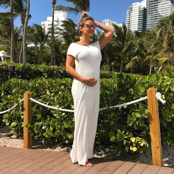 Andressa Suita, grávida de Gusttavo Lima, usou looks variados durante sua permanência em Miami. Os looks soltinhos e confortáveis foram os mais apostados pela modelo