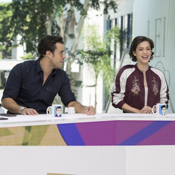 Sophia Abrahão se confundiu na bancada do 'Vídeo Show' com o nome da banda 4.4, da novela 'Rock Story'