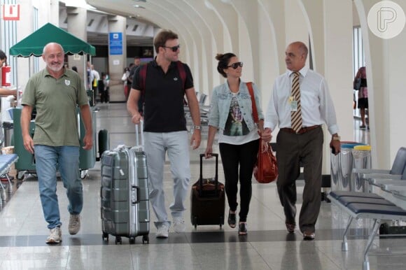 Fernanda Vasconcellos e Cássio Reis são clicados no aeroporto de Congonhas, São Paulo
