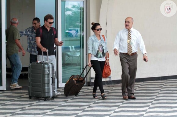 Fernanda Vasconcellos e Cássio Reis são clicados no aeroporto Santos Dumont, no Rio de Janeiro