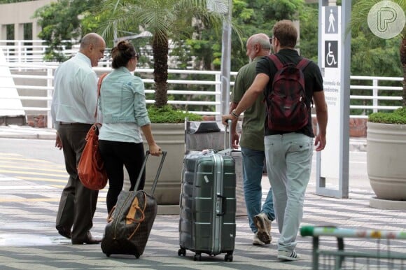 Fernanda Vasconcellos e Cássio Reis saem do aeroporto de Congonhas, de SP, aos beijos