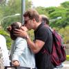 Fernanda Vasconcellos e Cássio Reis são clicados aos beijos na entrada do aeroporto de Congonhas, São Paulo