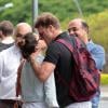 Fernanda Vasconcellos e Cássio Reis se beijam em aeroporto e atraem olhares curiosos