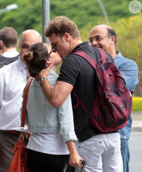Fernanda Vasconcellos e Cássio Reis se beijam em aeroporto e atraem olhares curiosos