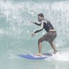 Cauã Reymond aproveitou o dia de calor para surfar na praia da Barra da Tijuca no Rio de Janeiro