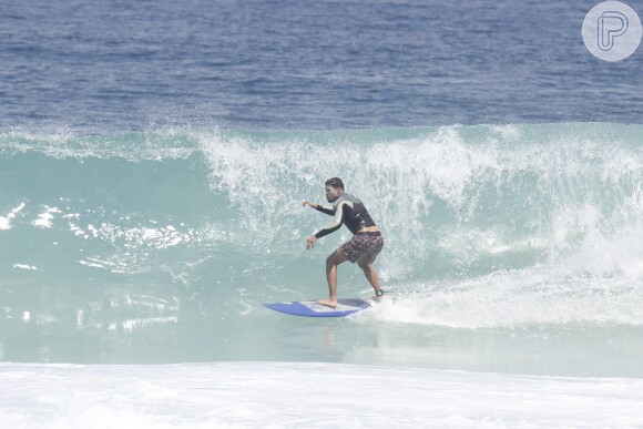 Cauã Reymond aproveitou o dia de calor para surfar na praia da Barra da Tijuca no Rio de Janeiro