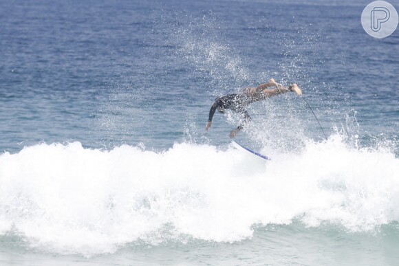 Cauã Reymond mostrou habilidade no surfe em praia do Rio de Janeiro nesta terça-feira, 7 de março de 2017