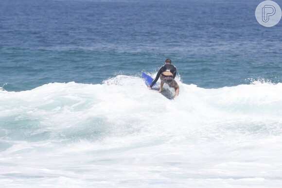 Cauã Reymond mostrou habilidade no surfe em praia do Rio de Janeiro nesta terça-feira, 7 de março de 2017