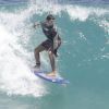 Cauã Reymond curtiu o dia ensolarado e mostrou habilidade no surfe nesta terça-feira, 7 de março de 2017