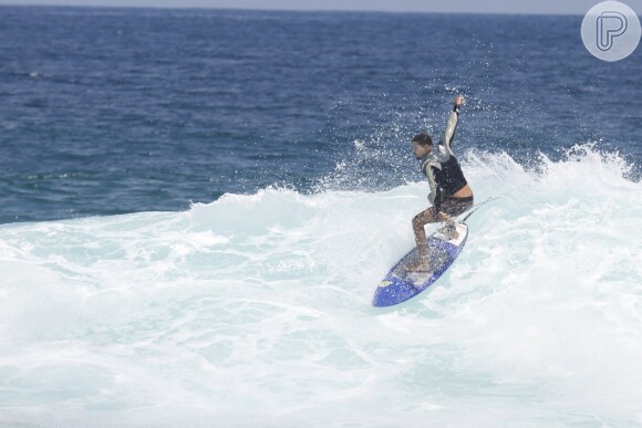 Cauã Reymond mostrou habilidade no surfe em praia do Rio de Janeiro nesta terça-feira, 7 de março de 2017