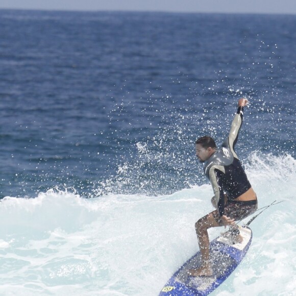 Cauã Reymond mostrou habilidade no surfe em praia do Rio de Janeiro nesta terça-feira, 7 de março de 2017