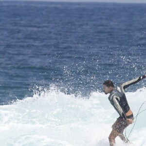 Cauã Reymond mostrou habilidade no surfe em praia do Rio de Janeiro nesta terça-feira, 7 de março de 2017