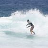 Cauã Reymond mostrou habilidade no surfe em praia do Rio de Janeiro nesta terça-feira, 7 de março de 2017