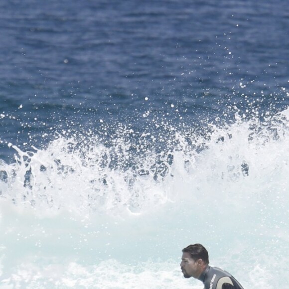 Cauã Reymond mostrou habilidade no surfe em praia do Rio de Janeiro nesta terça-feira, 7 de março de 2017