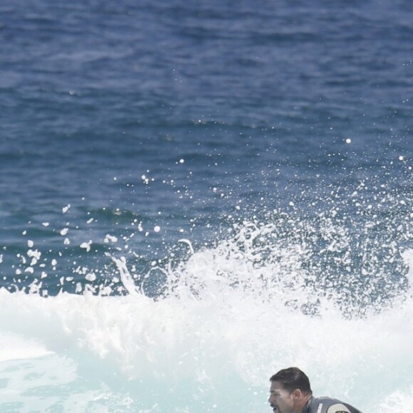 Cauã Reymond mostrou habilidade no surfe em praia do Rio de Janeiro nesta terça-feira, 7 de março de 2017