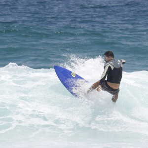 Cauã Reymond mostrou habilidade no surfe em praia do Rio de Janeiro nesta terça-feira, 7 de março de 2017