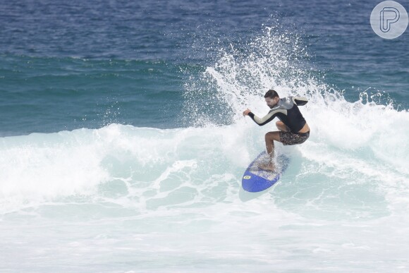 Cauã Reymond mostrou habilidade no surfe em praia do Rio de Janeiro nesta terça-feira, 7 de março de 2017