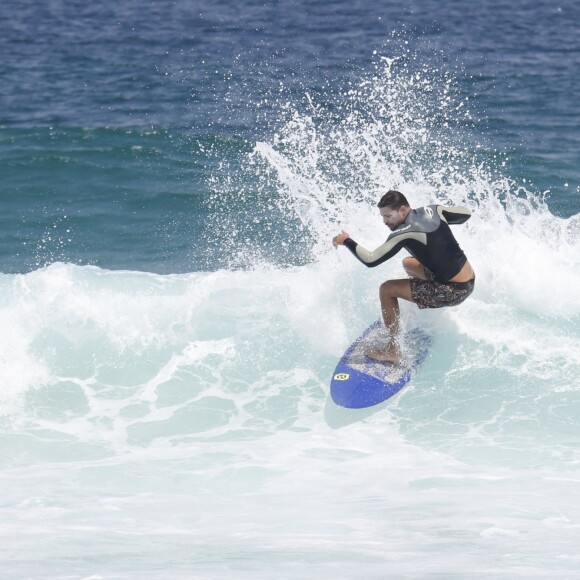 Cauã Reymond mostrou habilidade no surfe em praia do Rio de Janeiro nesta terça-feira, 7 de março de 2017