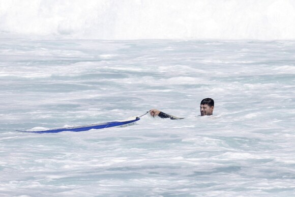 Cauã Reymond mostrou habilidade no surfe em praia do Rio de Janeiro nesta terça-feira, 7 de março de 2017