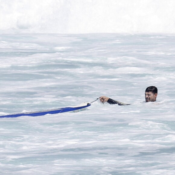 Cauã Reymond mostrou habilidade no surfe em praia do Rio de Janeiro nesta terça-feira, 7 de março de 2017