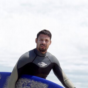 Cauã Reymond mostrou habilidade no surfe em praia do Rio de Janeiro nesta terça-feira, 7 de março de 2017