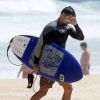 Cauã Reymond mostrou habilidade no surfe em praia do Rio de Janeiro nesta terça-feira, 7 de março de 2017