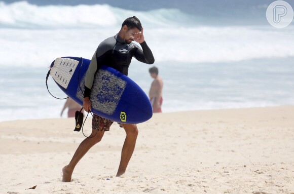 Cauã Reymond mostrou habilidade no surfe em praia do Rio de Janeiro nesta terça-feira, 7 de março de 2017