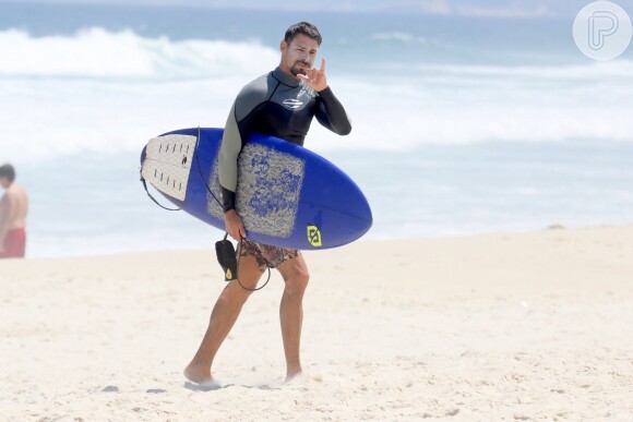 Cauã Reymond mostrou habilidade no surfe em praia do Rio de Janeiro nesta terça-feira, 7 de março de 2017
