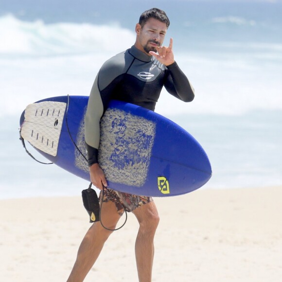 Cauã Reymond mostrou habilidade no surfe em praia do Rio de Janeiro nesta terça-feira, 7 de março de 2017