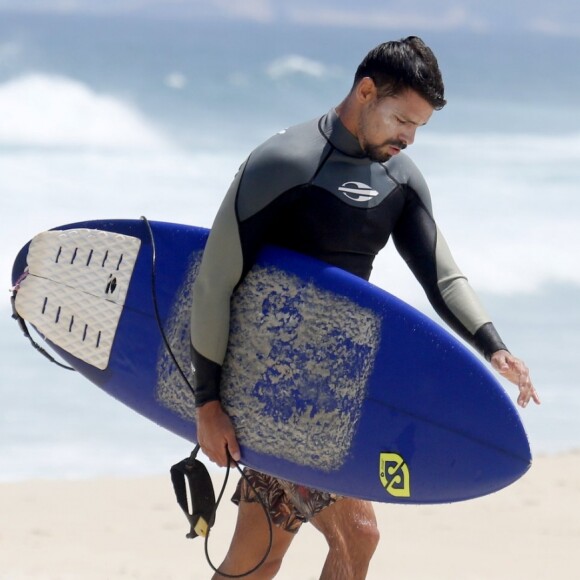 Cauã Reymond mostrou habilidade no surfe em praia do Rio de Janeiro nesta terça-feira, 7 de março de 2017