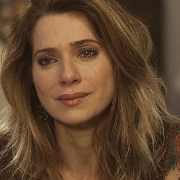 Lenita (Leticia Spiller) se emociona ao ser chamada de mãe, na novela 'Sol Nascente'