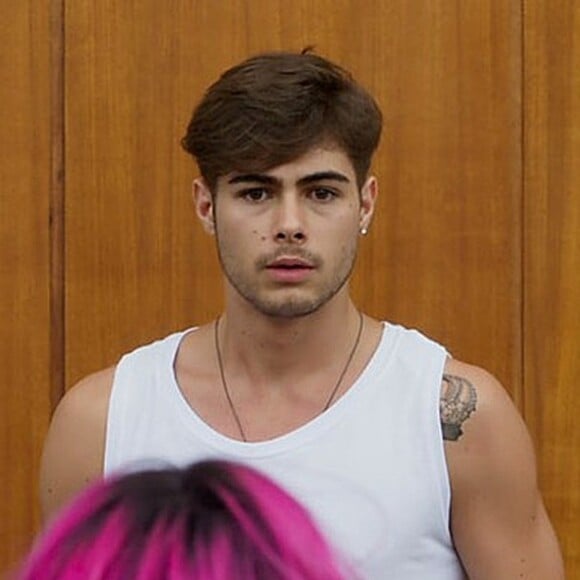 Léo (Rafael Vitti) enfrenta um grupo de fãs que protesta contra ele após acusação de assédio feita por Manu (Antonia Morais), em 18 de março na novela 'Rock Story'