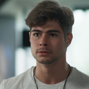 Léo (Rafael Vitti) bate boca com Manu (Antonia Morais) na TV, em cena da novela 'Rock Story'