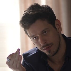 Lázaro (João Vicente de Castro) avisa Léo (Rafael Vitti) de que sua situação não é boa, na novela 'Rock Story'
