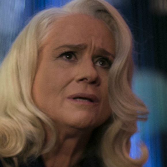 Mág (Vera Holtz) procura Hércules (Danilo Grangheia) assim que foge da cadeia, na novela 'A Lei do Amor'