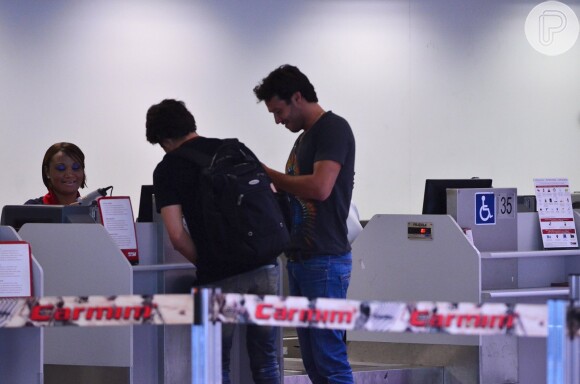 Guilherme Leicam e Fernando Rodrigues são fotografados no aeroporto