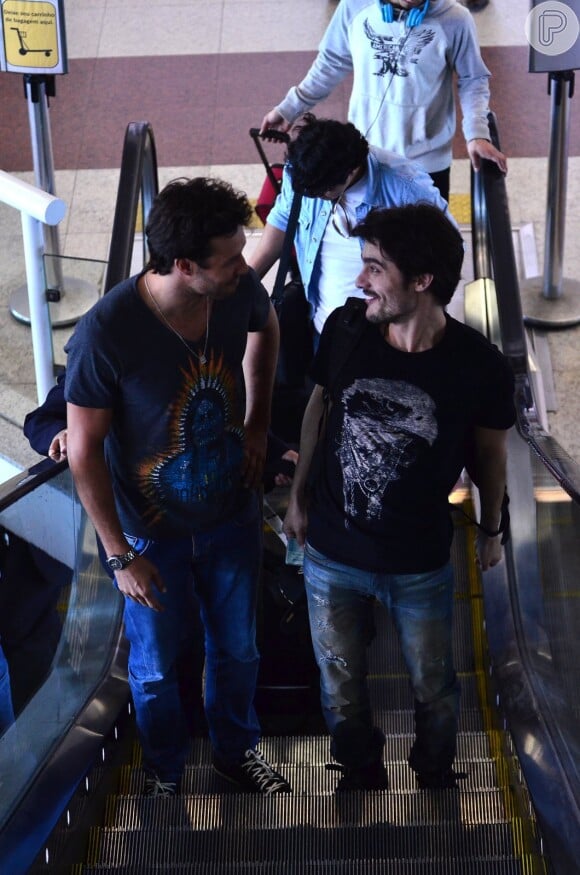 Guilherme Leicam e Fernando Rodrigues conversam no aeroporto