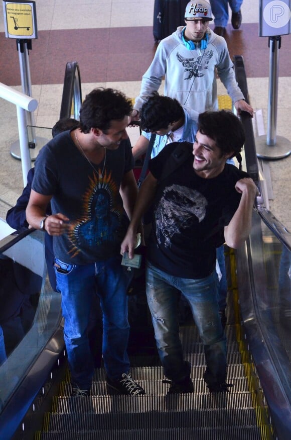Guilherme Leicam e Fernando Rodrigues mostram simpatia no aeroporto