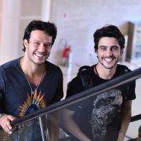 Guilherme Leicam e Fernando Rodrigues embarcam sorridentes no Rio de Janeiro