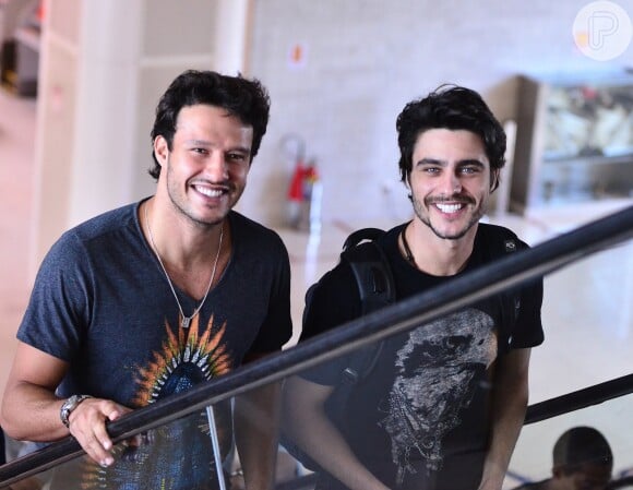 Guilherme Leicam e Fernando Rodrigues embarcam no aeroporto Santos Dumont, no Rio de Janeiro, em 18 de fevereiro de 2014