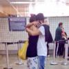 No dia do embarque de Caio Castro para os EUA, Maria Casadevall se despediu calorosamente do ator no aeroporto