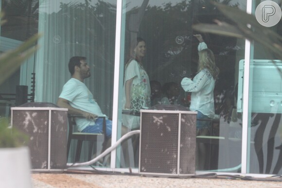 Thiago Lacerda acompanha a mulher Vanessa Lóes, grávida de sete meses, em café da manhã do Rio
