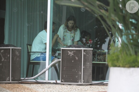 'Grávidos', Thiago Lacerda toma café com a mulher, Vanessa Lóes, em hotel no Rio
