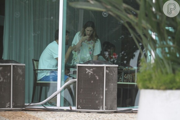 Grávida de sete meses, Vanessa Lóes toma café da manhã ao lado do marido, o ator Thiago Lacerda