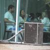 Thiago Lacerda acompanha a mulher Vanessa Lóes, grávida de sete meses, em café da manhã do Rio