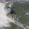Cauã Reymond aproveitou para praticar um dos esportes que ele mais gosta: o surfe