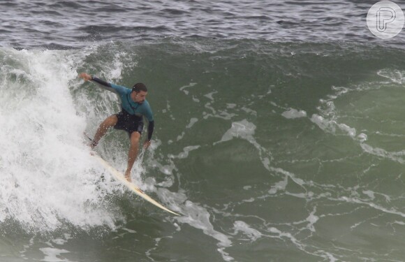 Cauã Reymond aproveitou para praticar um dos esportes que ele mais gosta: o surfe