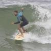 Cauã Reymond surfou na praia da Barra da Tijuca, Zona Oeste do Rio, na tarde desta quarta-feira, 19 de fevereiro de 2014