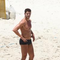 José Loreto exibe corpo sarado ao jogar futevôlei com amigos em praia do Rio