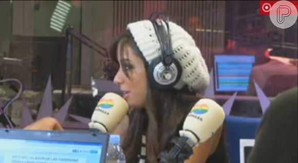 Os apresentadores da rádio ficam surpresos quando Anitta revelou não gostar de futebol